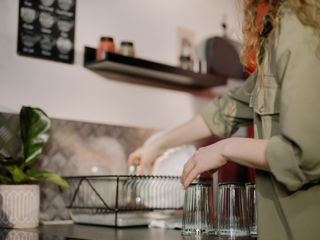 Come pulire correttamente gli utensili da cucina: consigli per la manutenzione e la pulizia dei tuoi strumenti preferiti