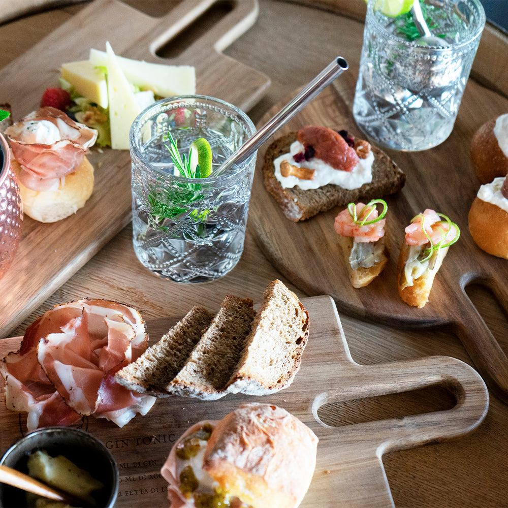 Tagliere in legno di acacia con ricetta cocktail incisa.