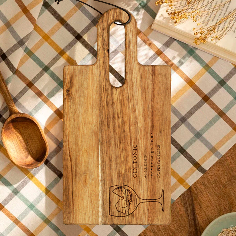 Tagliere in legno di acacia con ricetta cocktail incisa.
